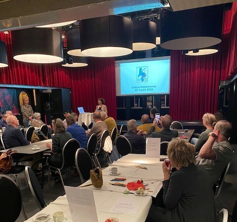 zaal met presentatie.jpg